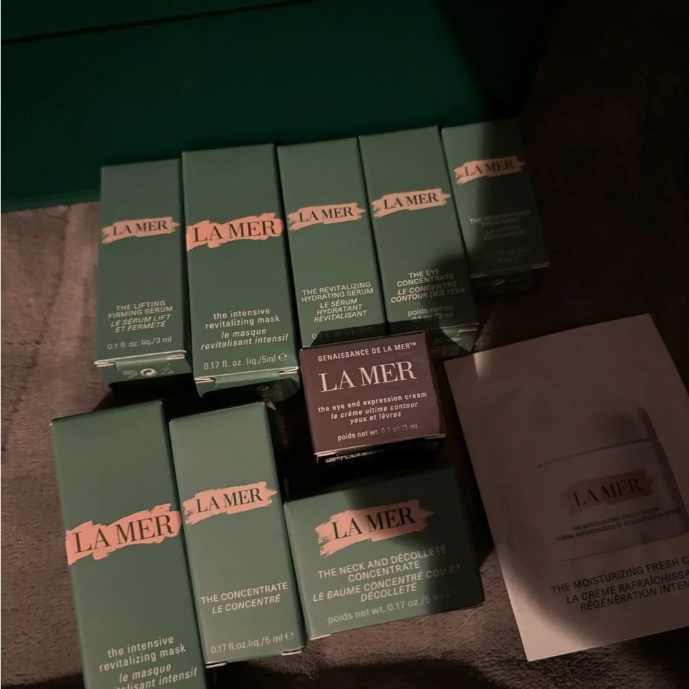 La Mer Skincare Collection with Teal Bag - Picture 4 of 7